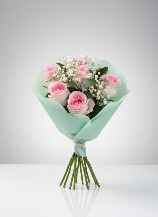 Ramo de rosas rosadas y aliento de bebé