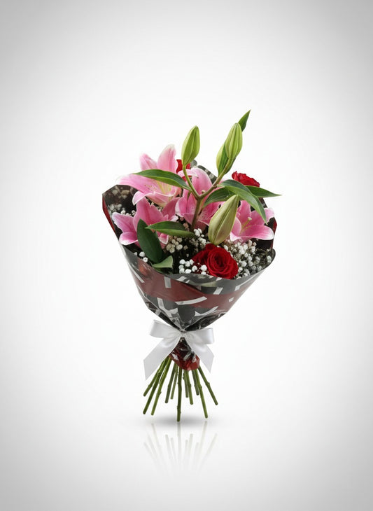 Elegancia de rosa de medianoche y lirio