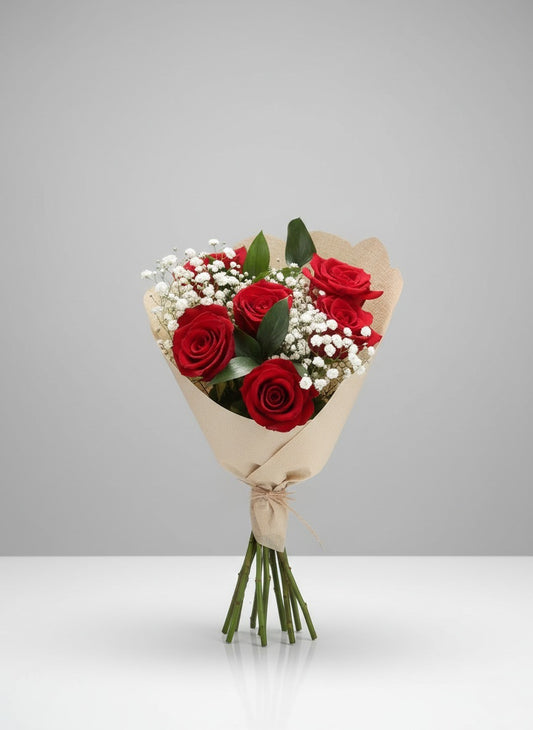 Ramo de rosas rojas y aliento de bebé